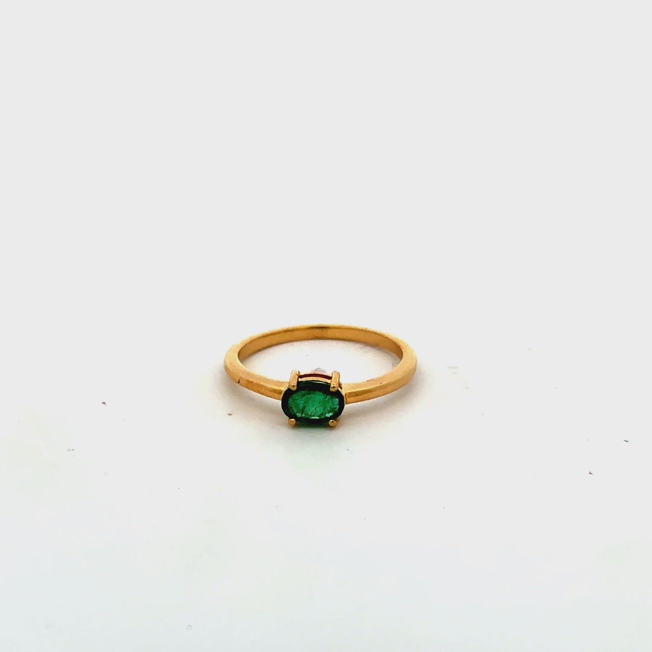 Oval Cut Emerald Solitaire Ring (0.41 ct.) 4-Prongs Setting in 14K Gold