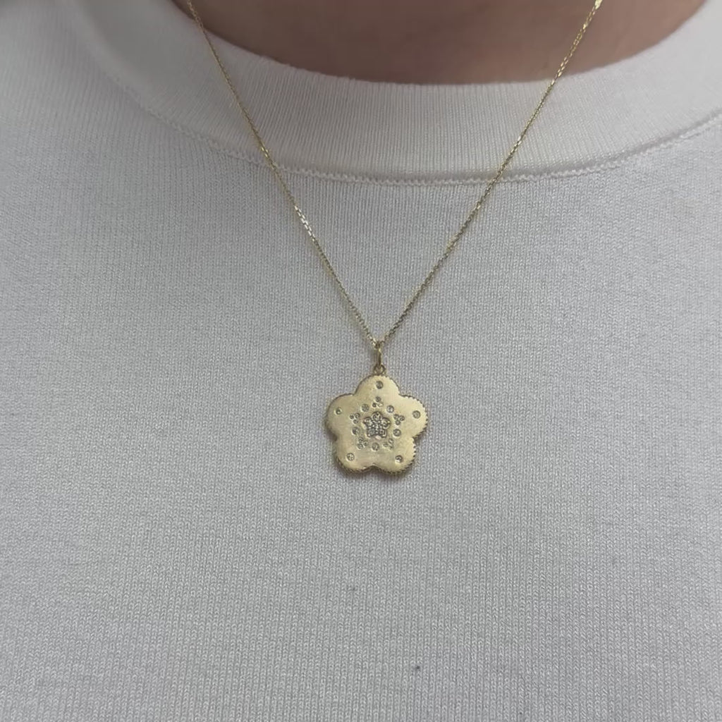 Diamond Medallion Flower Pendant Necklace (0.25 ct.) in 14K Gold