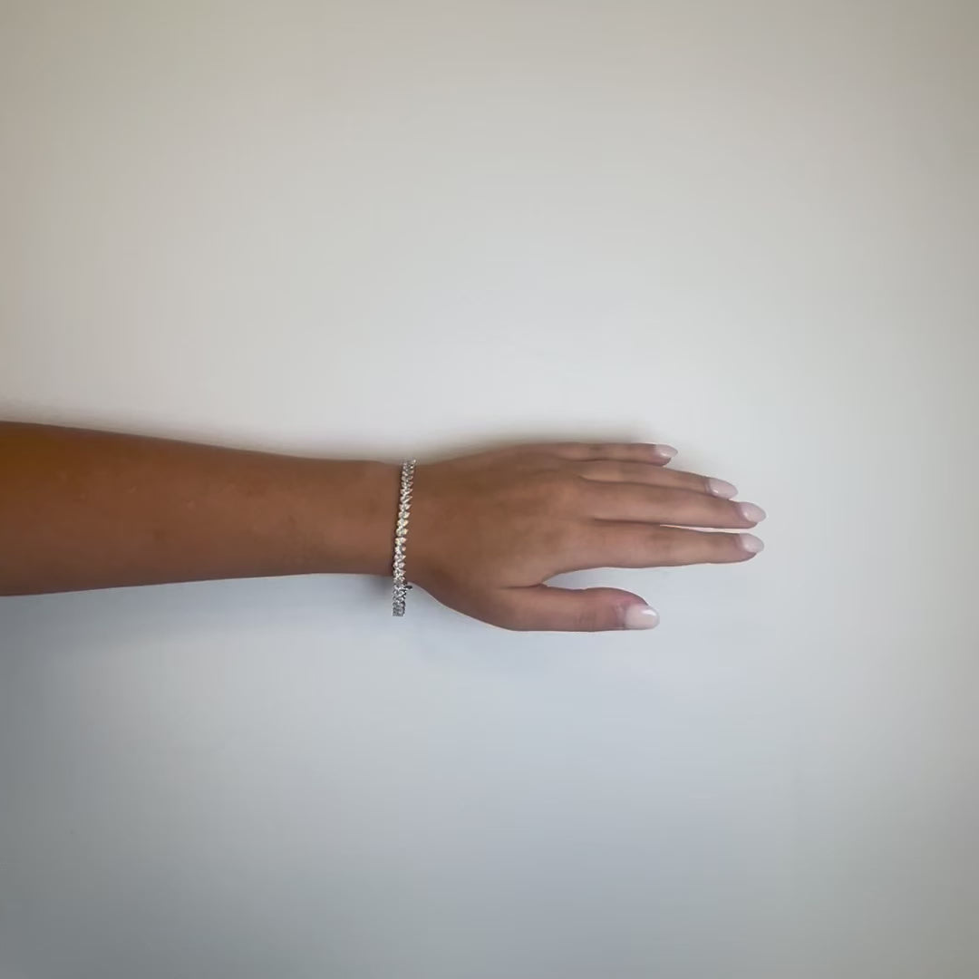 Slanted Pear Shape Diamond Tennis Bracelet (9.50 ct.) in 18K Gold